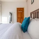 Modern & Cozy 1Bdr Apt Wexcellent Travel Links